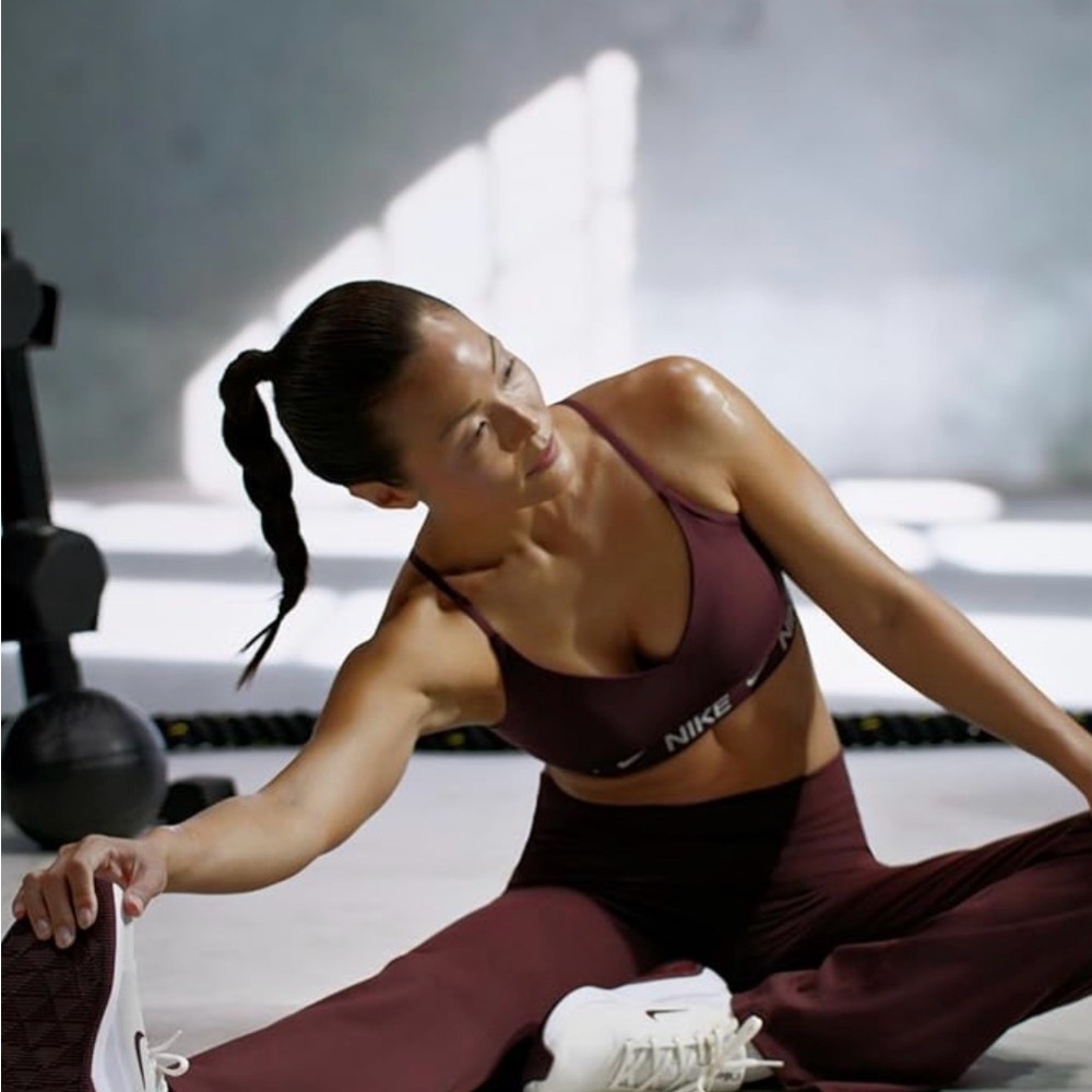 Nike Women's Bella 7 Sneaker - Picture 5 of 6